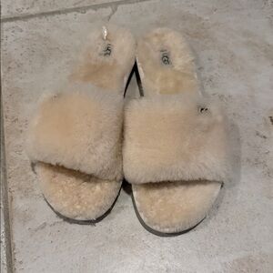 UGG Women's Fluffy Tan shoes